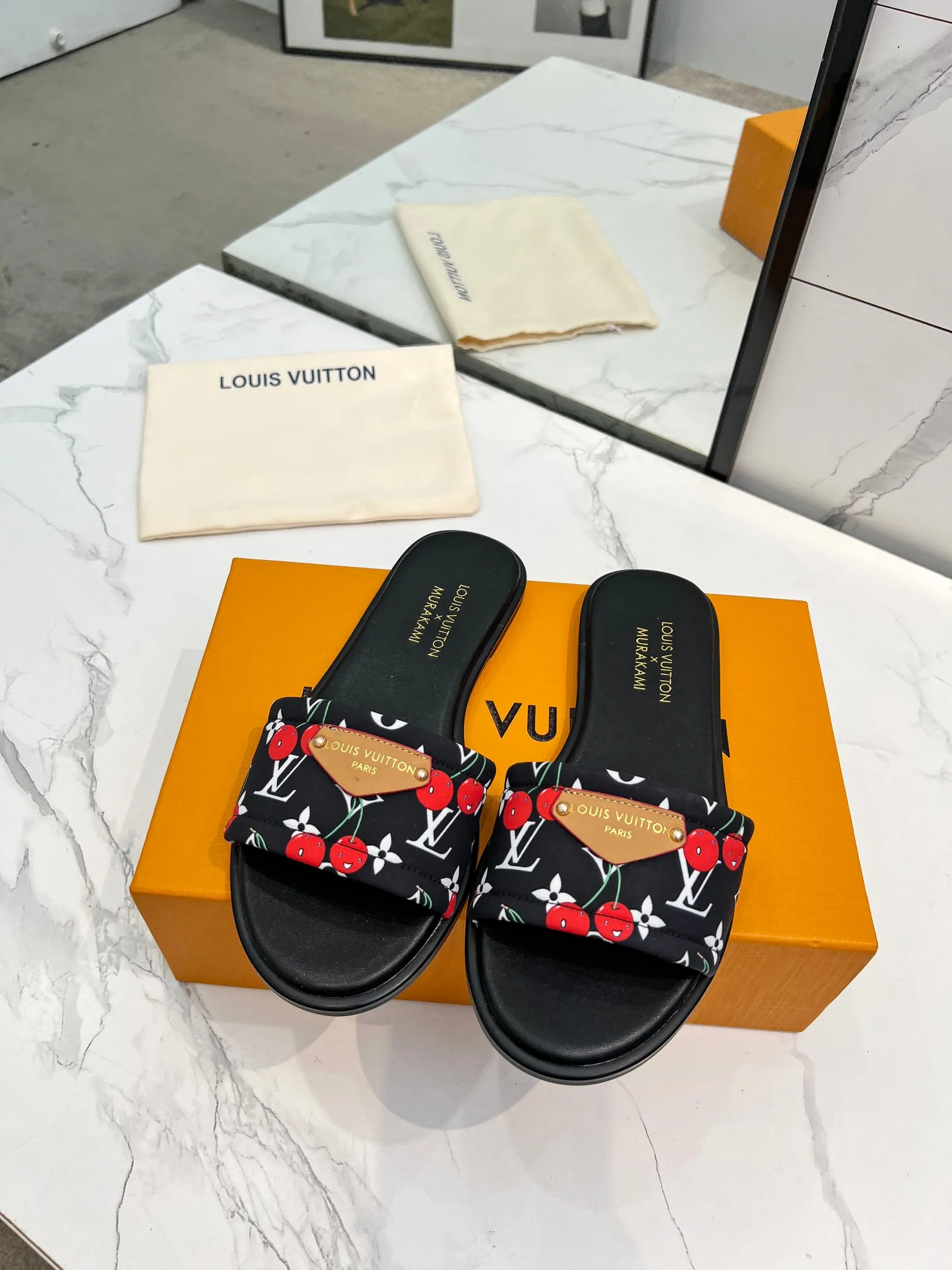 👟👟Ex-factory price 320👟👟 Genuine leather sole +40 Louis Vuitton, 1:1 advanced customization upper, fabric: customized LV special fabric, lining: sheepskin, original molding hardware, code number: 35-42, order with pictures, welcome to send pictures to place an order,